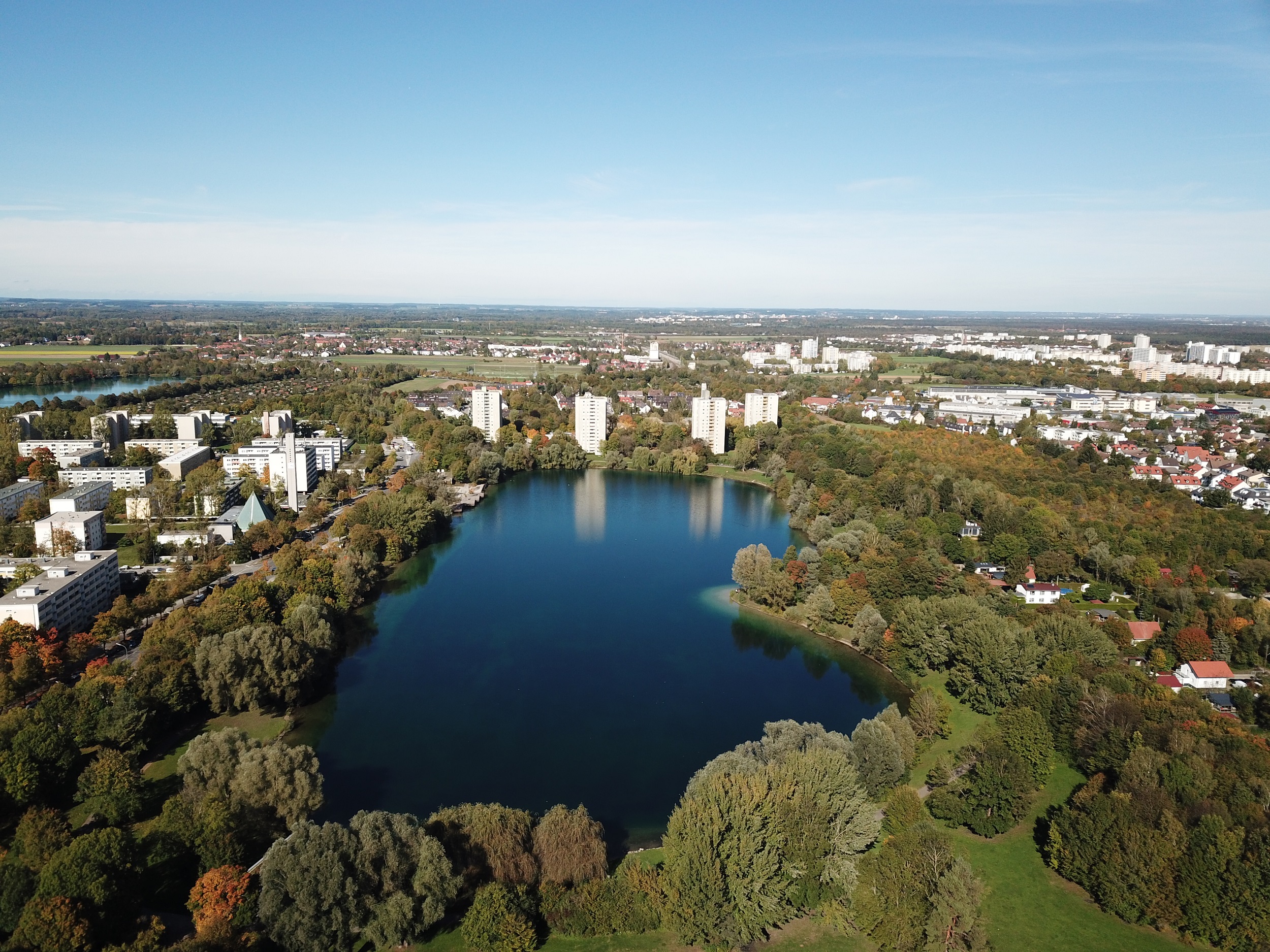 Der Lerchenauer See in München von oben.