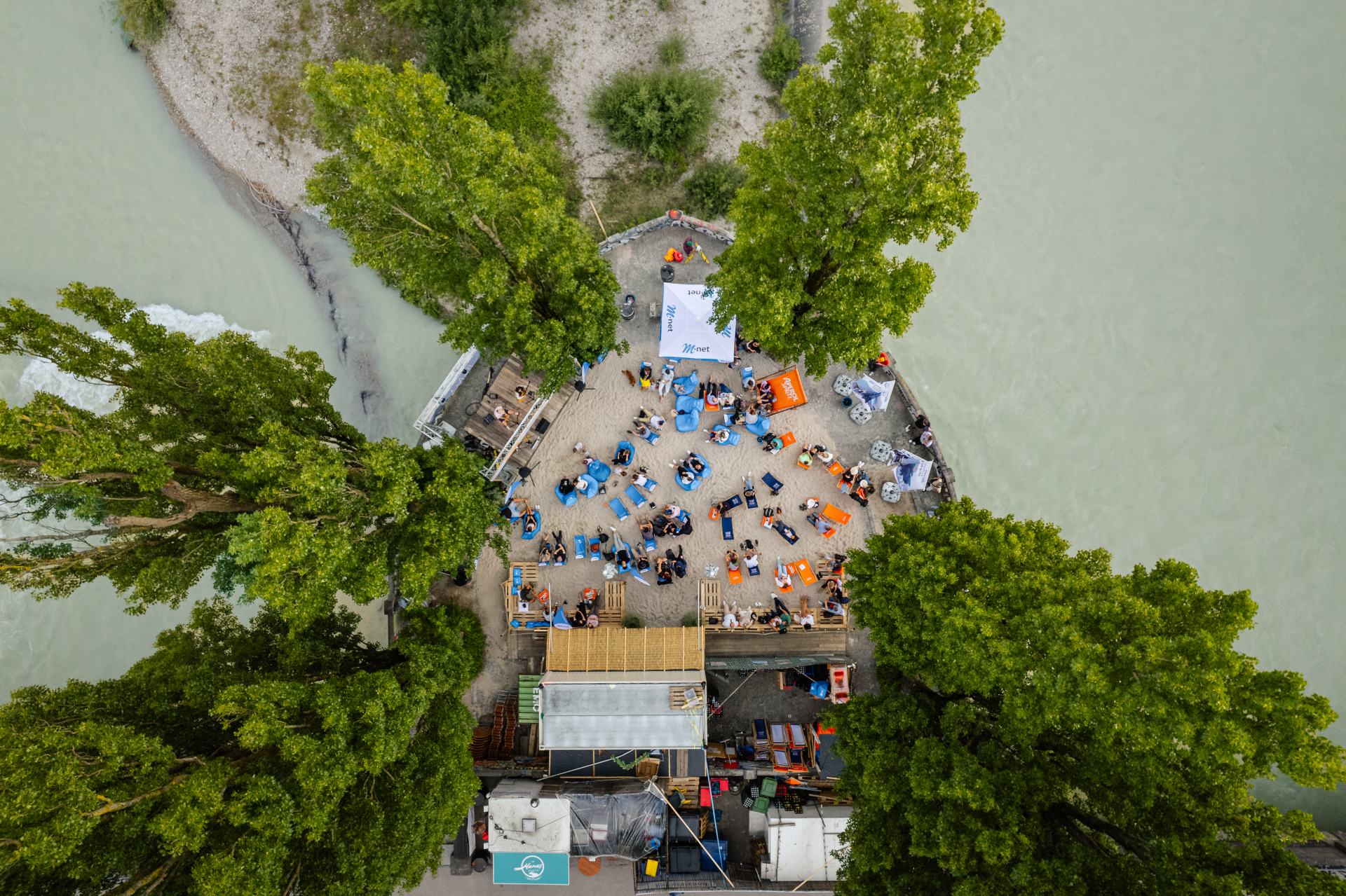 Unser M-net Kulturstrand von Oben. Man sieht die Grüne Bäume und die Isar, die unseren Kulturstrand umrunden.